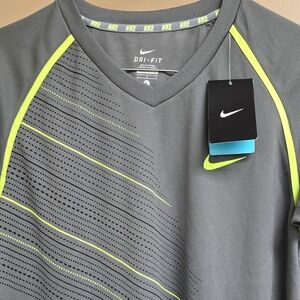 Nike Mens active v neck tee Large